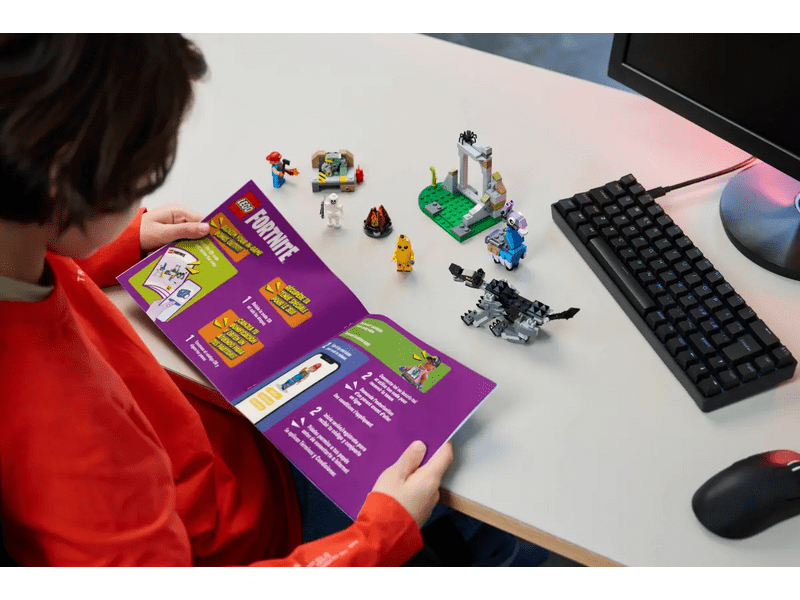 LEGO® Fortnite® Peely és Sparkplug táborhelye (77075)