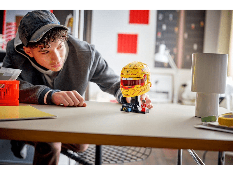 LEGO® Editions Scuderia Ferrari HP Lewis Hamilton sisakja (43022)