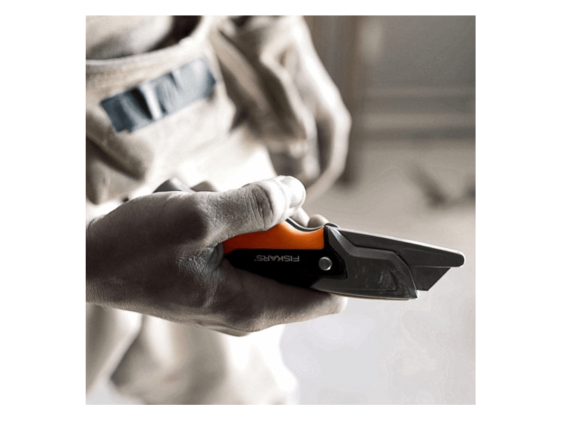 Fiskars CarbonMax™ visszahúzható pengekés (1027223)