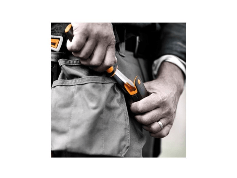 Fiskars 1023618 Nož za više namjena s oštračem u kutijici