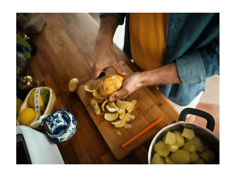 Fiskars Functional Form Hajlított hámozókés, 7 cm (1057545)