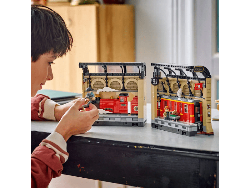 LEGO® Harry Potter™ Kutak za knjige: Hogwarts™ Express (76450)