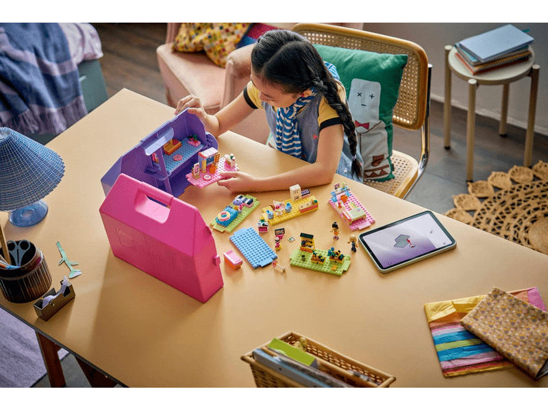 LEGO® Friends Kreatív, bőröndalakú babaház (42697)