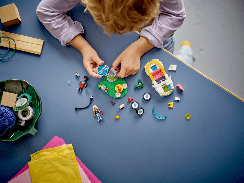 LEGO® Friends električni automobil i stanica za punjenje (42609)