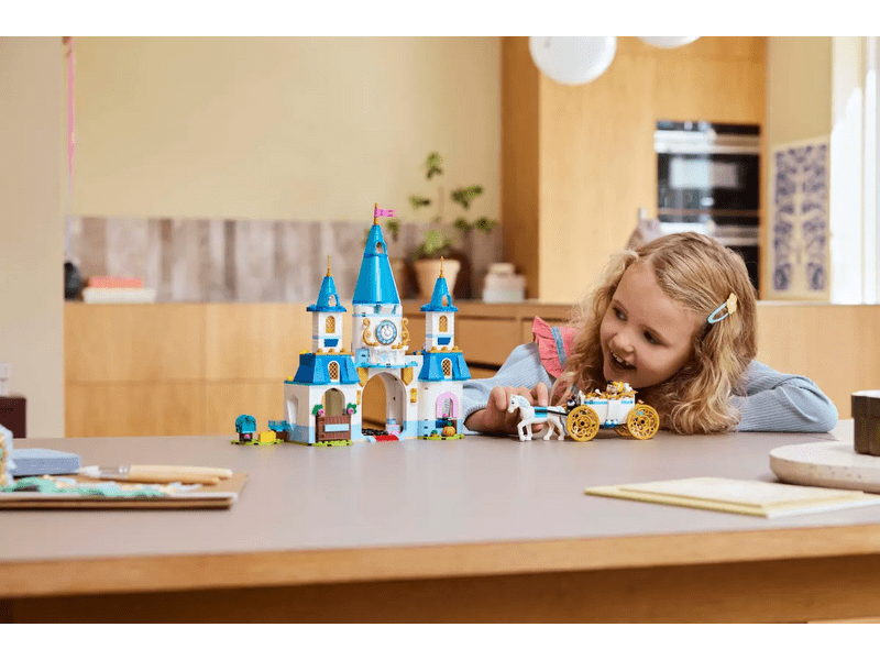 LEGO® Disney Princess Hamupipőke kastélya és hintója (43275)