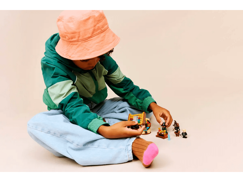 LEGO® Harry Potter™ Roxfort™ kastély: A Teszlek Süveg kiválasztási ceremóniája (76460)