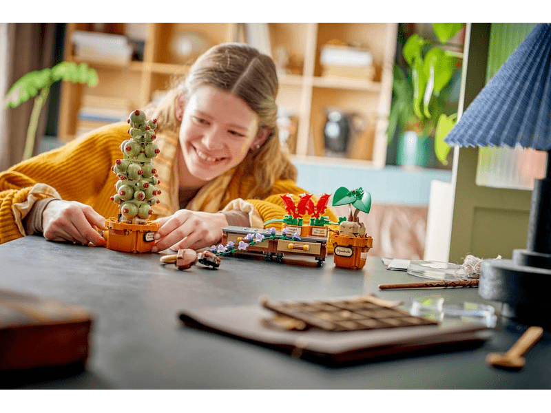 LEGO® Harry Potter™ Roxfort™-i gyógynövénytanóra növényei (76474)