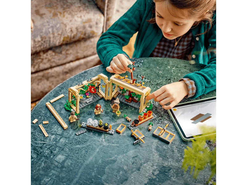 LEGO® Harry Potter™ Dvorac Hogwarts™: Lekcija iz herbologije (76445)