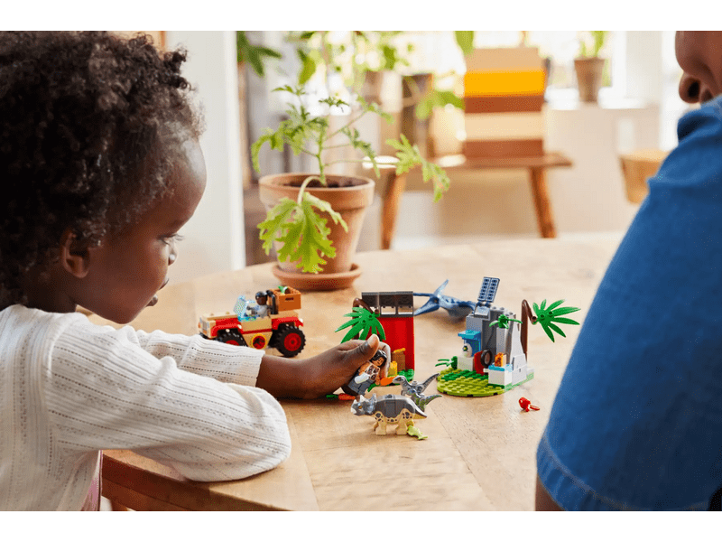 LEGO® Jurassic World™ Centar za spašavanje malih dinosaura (76963)