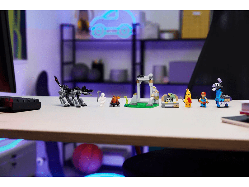 LEGO® Fortnite® Peely és Sparkplug táborhelye (77075)