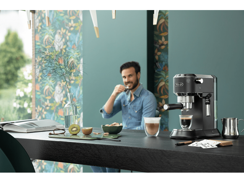 De'Longhi Dedica EC685.BK manuális kávéfőző, fekete