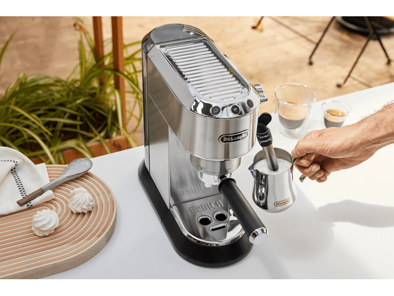 De'Longhi Dedica EC685.M manuális kávéfőző, metál