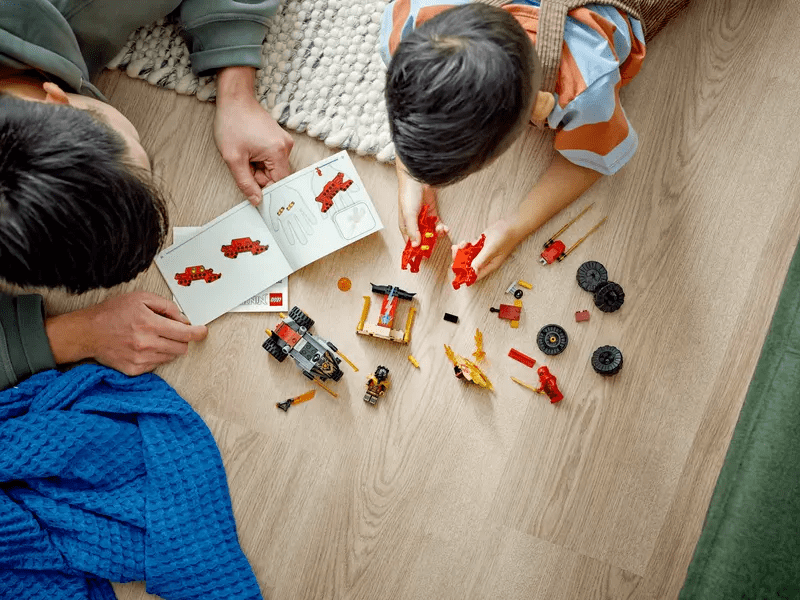 LEGO® NINJAGO® Kai és Ras autós és motoros csatája (71789)