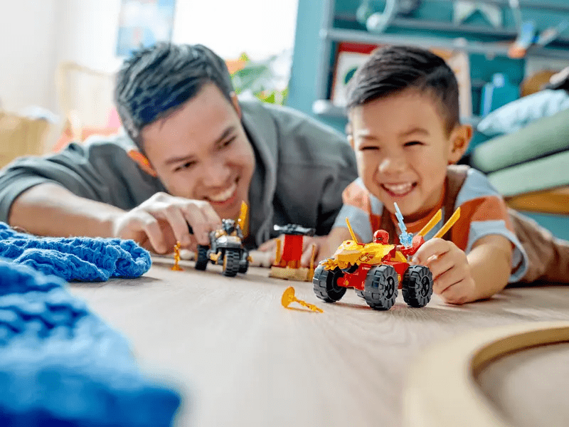 LEGO® NINJAGO® Kai és Ras autós és motoros csatája (71789)