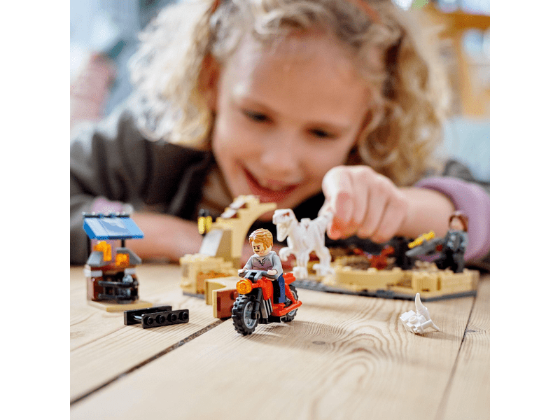 LEGO® Jurassic World™ Atrociraptor dinoszaurusz: Motoros üldözés (76945)