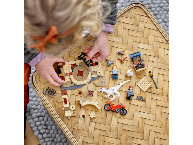 LEGO® Jurassic World™ Atrociraptor dinoszaurusz: Motoros üldözés (76945)