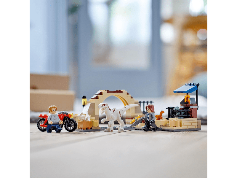 LEGO® Jurassic World™ Atrociraptor dinoszaurusz: Motoros üldözés (76945)