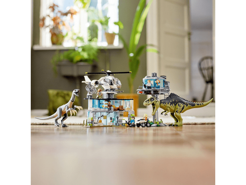 LEGO® Jurassic World™ Giganotosaurus és therizinosaurus támadás (76949)