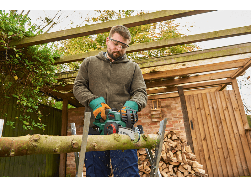 Bosch Universal Chain 18 Akkus láncfűrész (06008B8000)