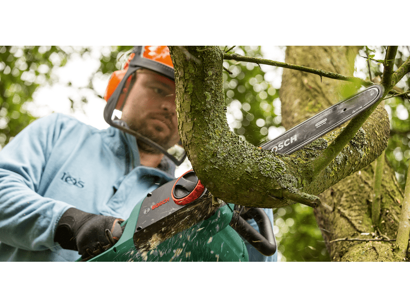 Bosch Universal Chain 18 Akkus láncfűrész (06008B8000)