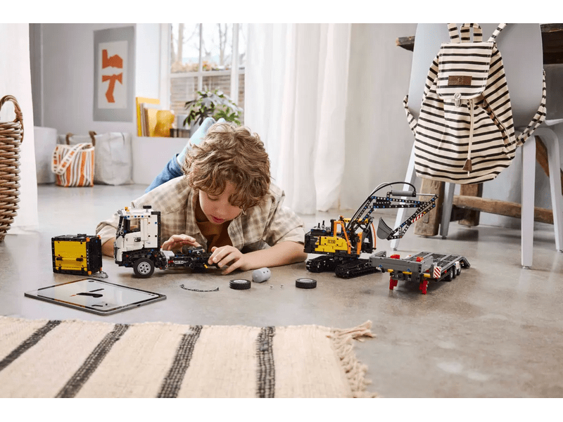 LEGO® Technic Volvo FMX kamion i električni bager EC230 (42175)