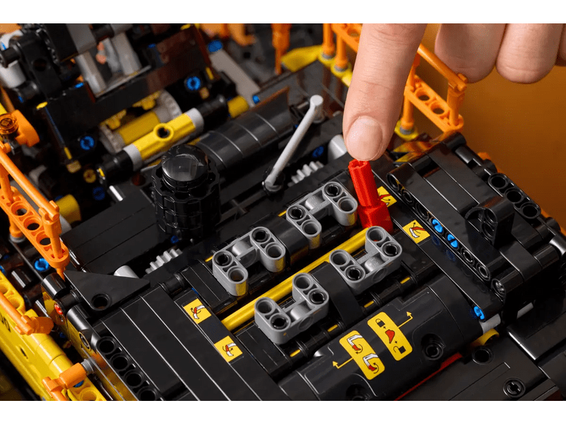 LEGO® Technic Volvo EC500 Hybrid exkavátor (42215)