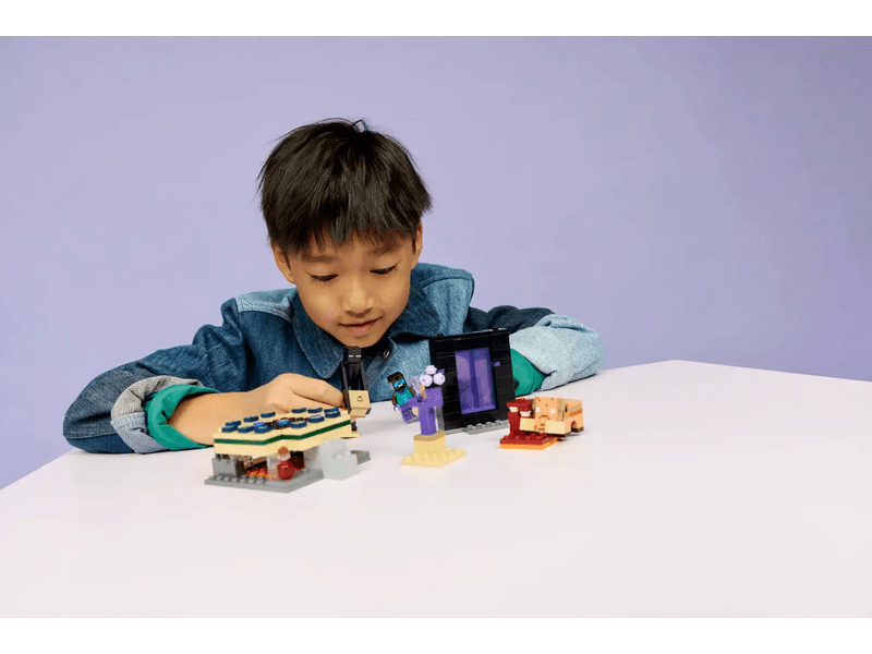 LEGO® Minecraft® Utazás az Alvilág kapujához és a Végportálhoz (21584)