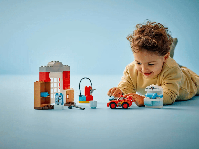 LEGO® DUPLO® Disney i Pixar Autići McQueen posjećuje Docovu garažu (10456)