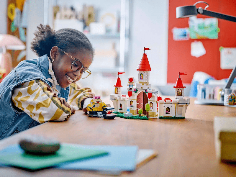 LEGO® Super Mario™ Royev napad na Peach's Castle (71435)