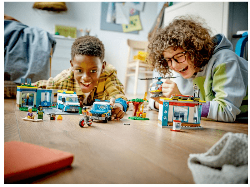 LEGO® City Mentő járművek központja (60371)