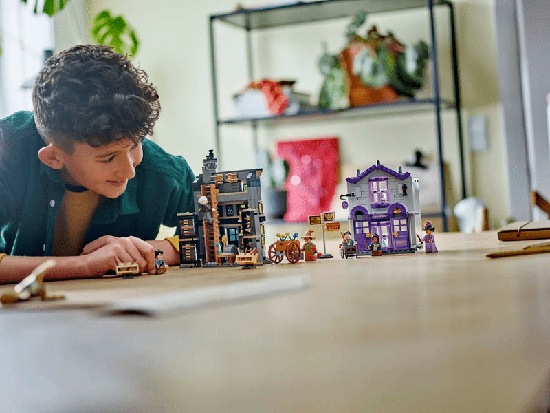 LEGO® Harry Potter™ Ollivander™ i Madam Malkin: Krojenje ogrtača (76439)