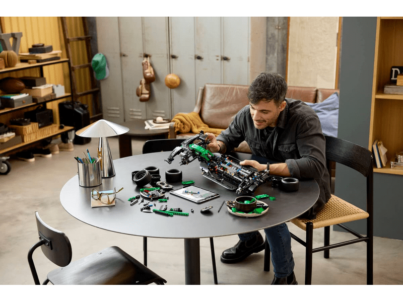 LEGO® Technic Aston Martin Aramco AMR25 F1® automobil (42240)