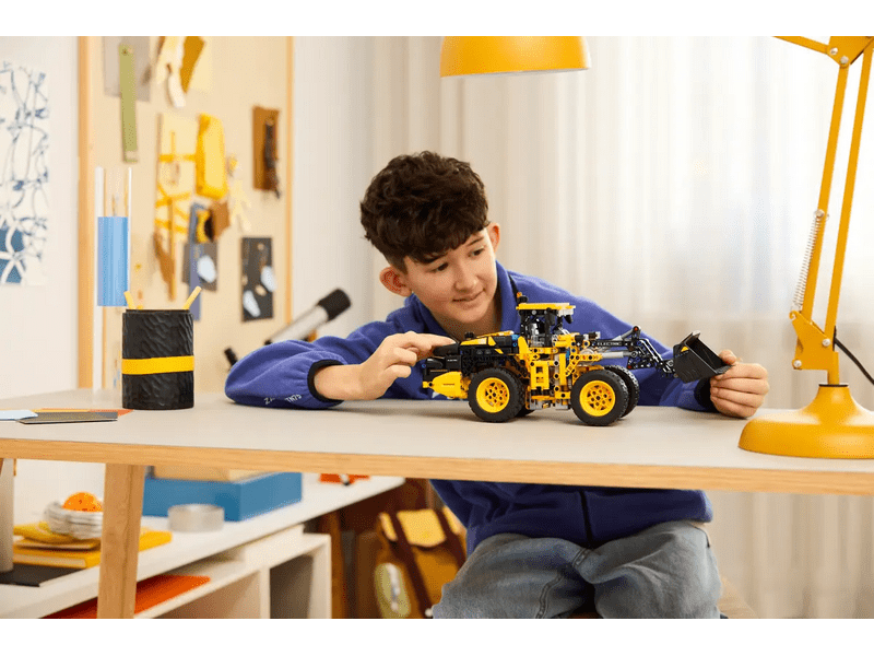 LEGO® Technic Volvo L120 Electric kerekes rakodógép (42209)