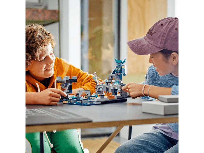 LEGO® Minecraft™ A mély sötétség csatája (21246)