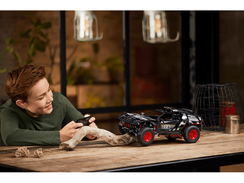 LEGO® Technic Audi RS Q e-tron (42160)
