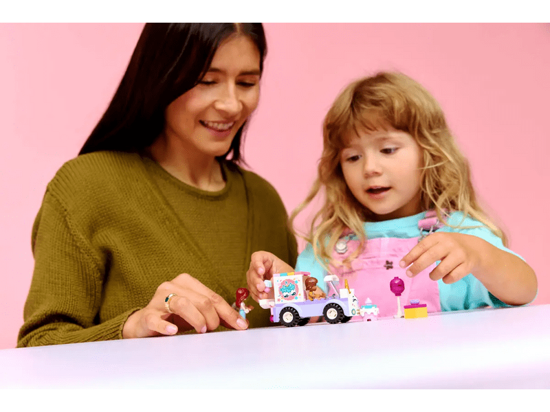 LEGO® Friends Unikornisos tortaszállító autó (42675)