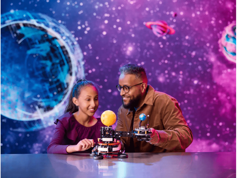 LEGO® Technic A Föld és a körülötte keringő Hold (42179)