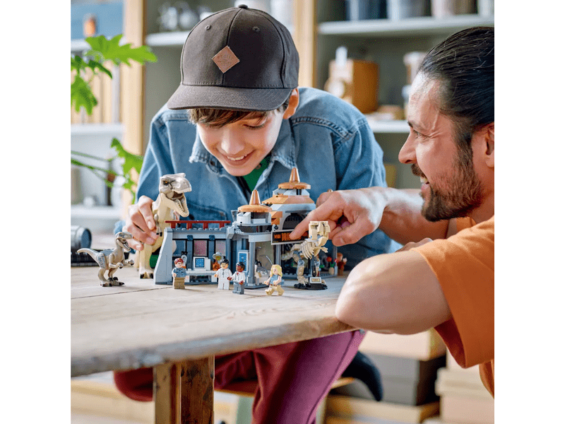 LEGO® Jurassic Park Látogatóközpont: T-Rex és raptortámadás (76961)
