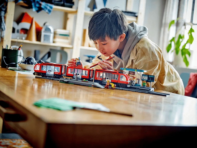 LEGO® City tramvaj i stanica u središtu grada (60423)