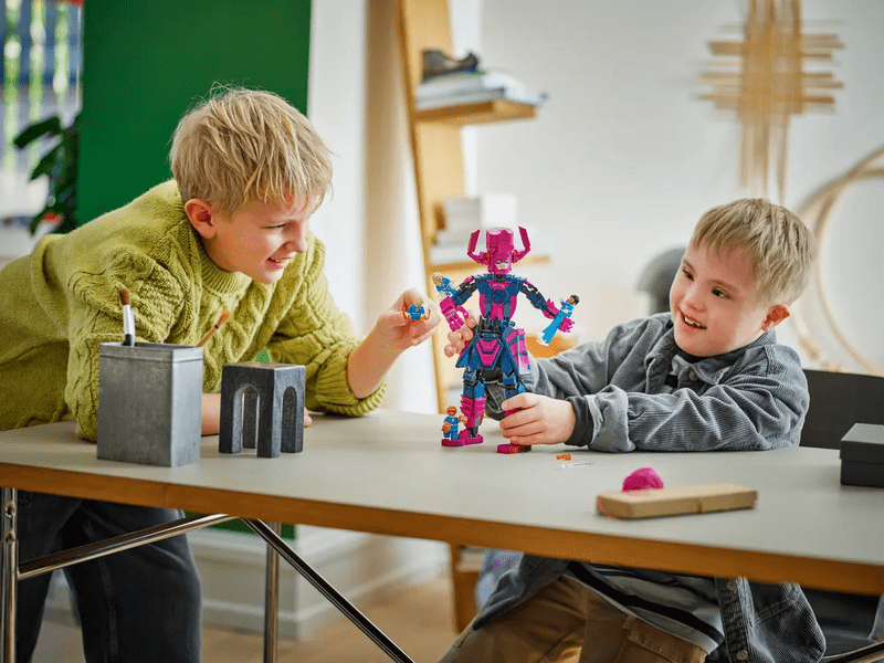 LEGO® ǀ Marvel Fantastična četvorka protiv Galactusa - građevinski blok (76316)