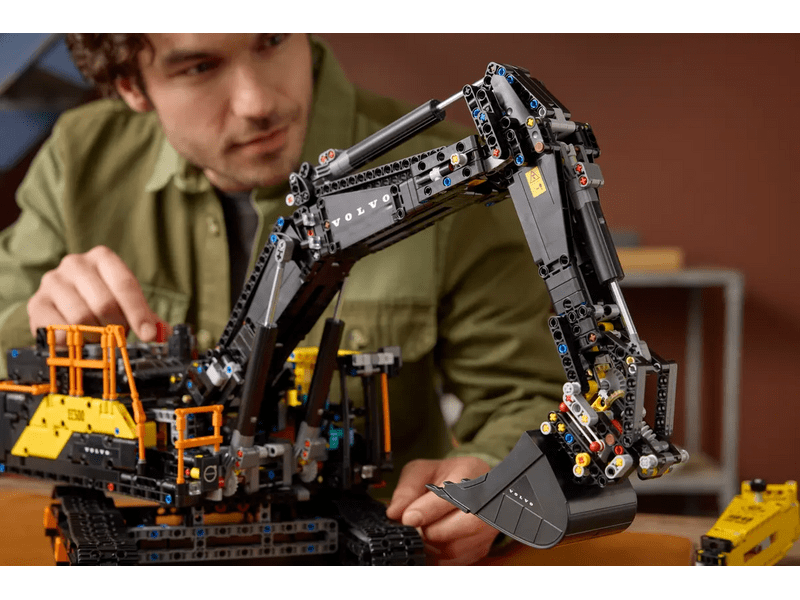 LEGO® Technic Volvo EC500 Hybrid exkavátor (42215)