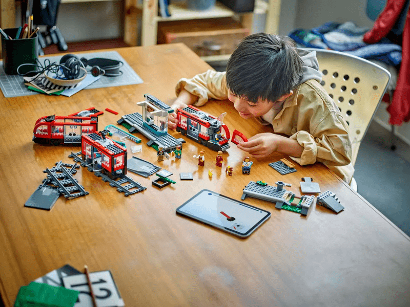 LEGO® City tramvaj i stanica u središtu grada (60423)