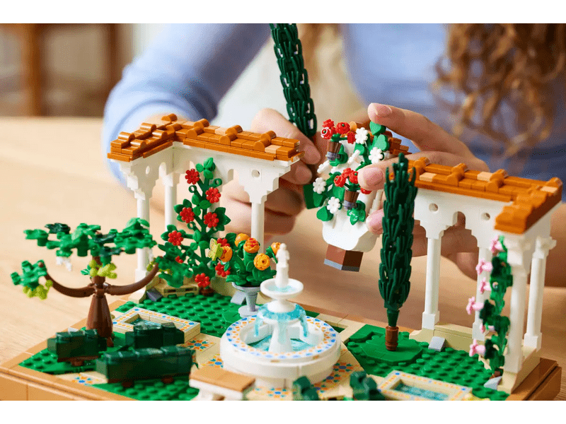 LEGO® Ikone Vrt s fontanama (10359)