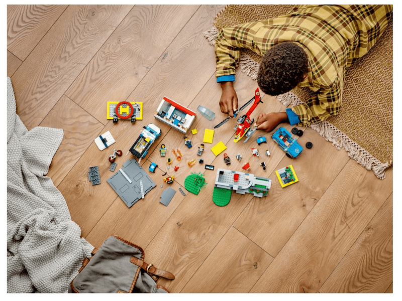LEGO® City Mentő járművek központja (60371)