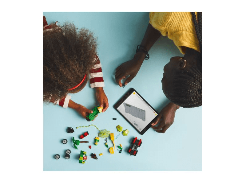 LEGO® Marvel Spin és Electro: Üldözés a dinójárművel (11198)