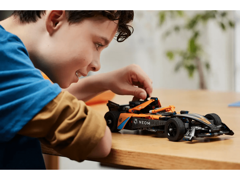 LEGO® Technic NEOM McLaren Formula E trkaći automobil (42169)
