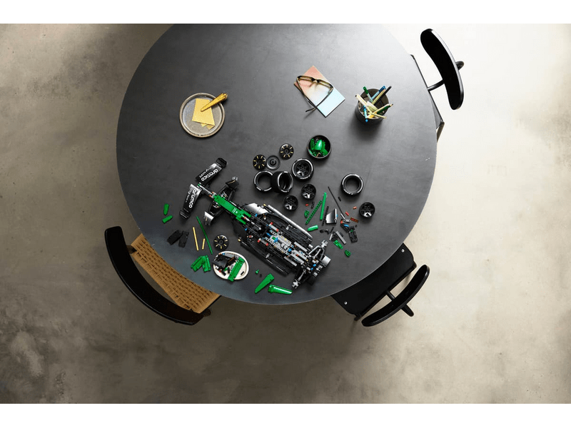 LEGO® Technic Aston Martin Aramco AMR25 F1® automobil (42240)