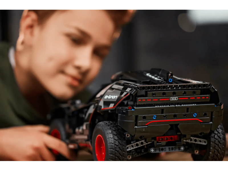 LEGO® Technic Audi RS Q e-tron (42160)