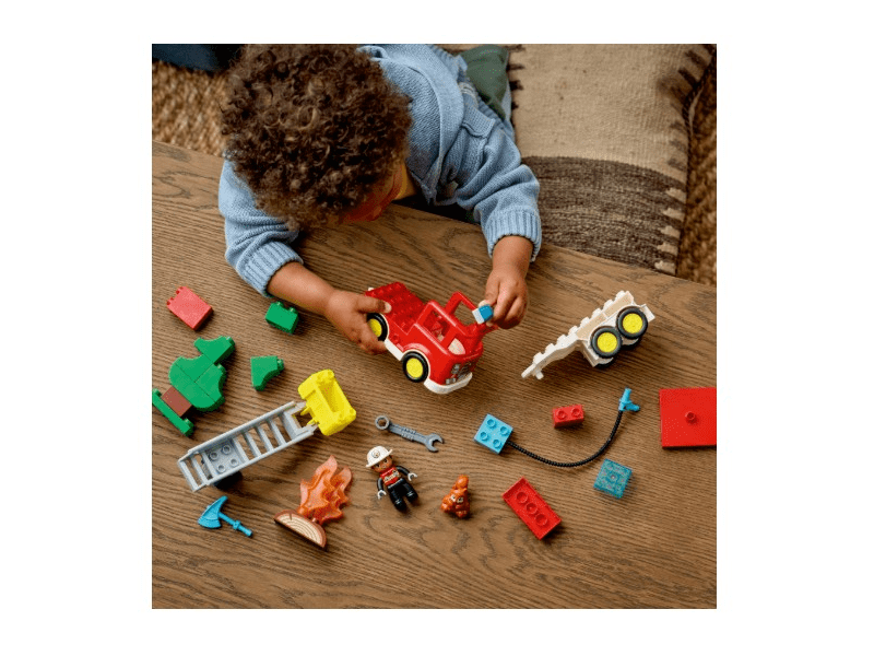 LEGO® DUPLO® Városi kalandok Tűzoltóautó tömlővel és tűzoltóval (10473)