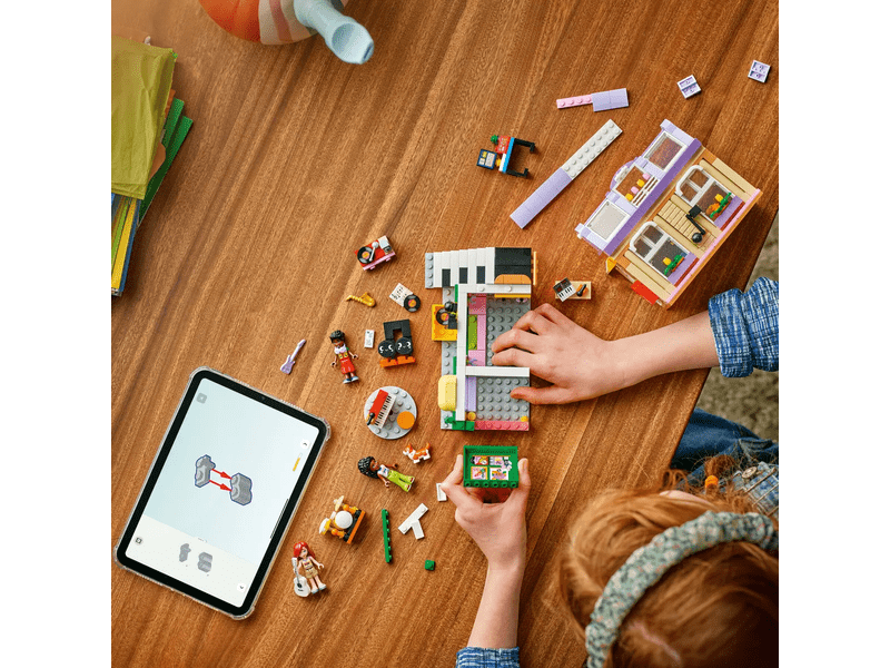 LEGO® Friends Trgovina glazbenim instrumentima i apartman (42653)
